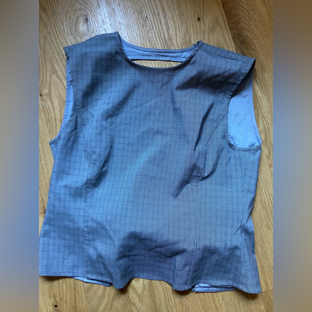 Lioness top size small
